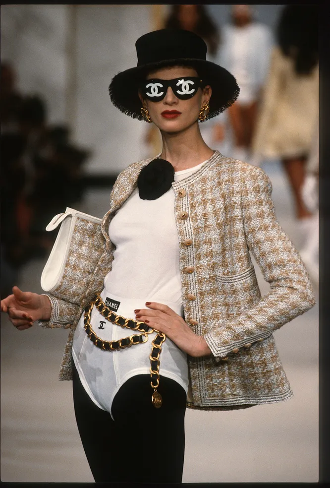 На показе Chanel Haute Couture осень-зима 1992/93