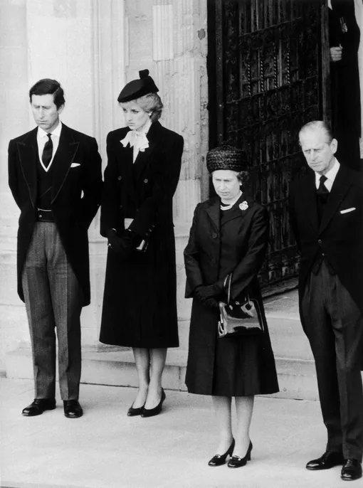 Принц Чарльз, принцесса Диана, Елизавета II и принц Филипп на похоронах герцогини Виндзорской, 1986