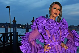 Иман в платье Valentino цвета фуксии на вручении премии Franca Sozzani Award