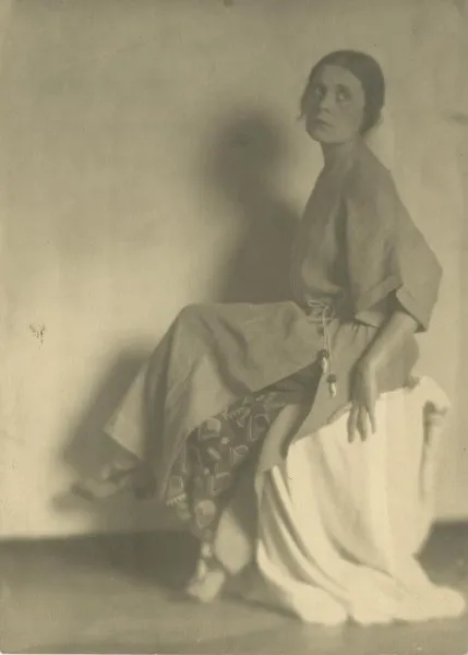 Лиля Брик демонстрирует платье Надежды Ламановой, 1924 год Лиля Брик демонстрирует платье Надежды Ламановой, 1924 год