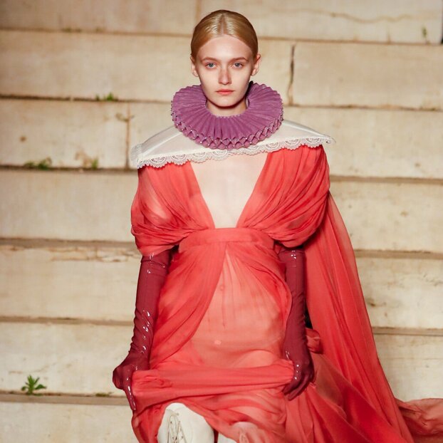 Абсолютно прозрачное платье и чокер из жемчуга — самые трендовые вещи следующего года из коллекции Gucci
