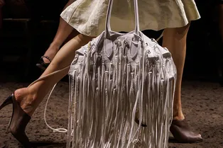 Бохо ушел, а сумки с бахромой остались