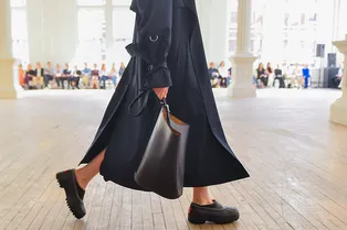 Объект желания: резиновые клоги Proenza Schouler — маст-хэв для летней непогоды