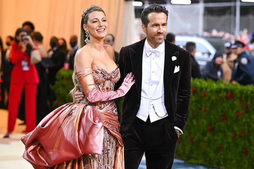 Блейк Лайвли в Versace и Райан Рейнольдс Блейк Лайвли в Versace и Райан Рейнольдс
