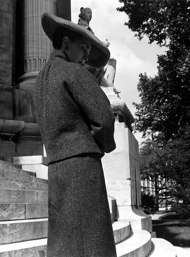 Модель в костюме Christian Dior, 1955 год