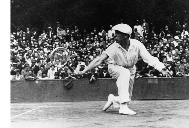 С 1925 по 1929 годы Рене Лакост завоевал 10 титулов большого шлема на Открытом чемпионате Франции, Уимблдоне и Лесных холмах с