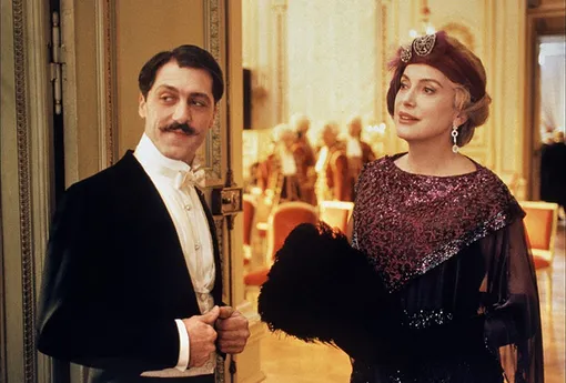 Марчелло Маццарелла и Катрин Денёв в фильме «Обретенное время», 1999