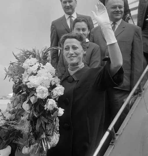 В лондонском аэропорт Хитроу, 1963 В лондонском аэропорт Хитроу, 1963