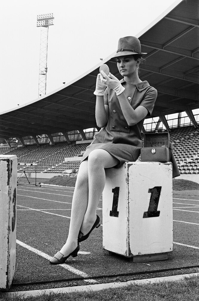 Модель в форме, разработанной Hardy Amies для британских спортсменок на Олимпийских играх в Мехико, 1968 год