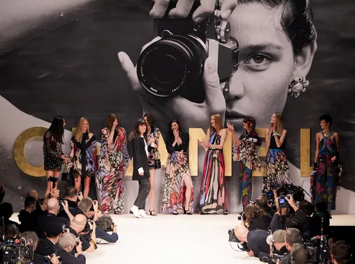 Финал показа Chanel весна-лето 2022 Финал показа Chanel весна-лето 2022