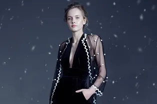 Снежинки на подоле, классические пальто и свитшоты с Умкой в лукбуке Yanina Demi Couture