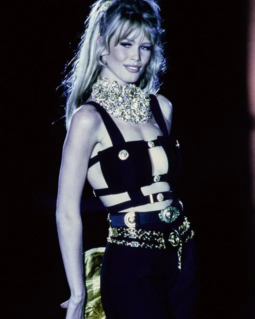 Клаудиа Шиффер на показе Versace «Miss S&M», 1992
