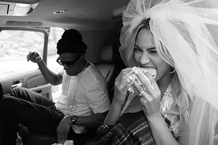 4 случая, когда знаменитости случайно оказались на обычных свадьбах