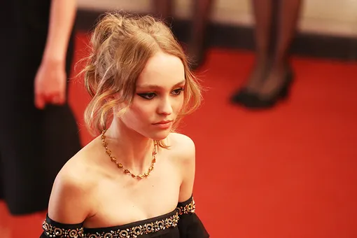 Канны-2016: Лили-Роуз Депп в платье и украшениях Chanel Канны-2016: Лили-Роуз Депп в платье и украшениях Chanel