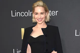 Эмилия Кларк в образе истинной леди на вечеринке HBO Эмилия Кларк в образе истинной леди на вечеринке HBO