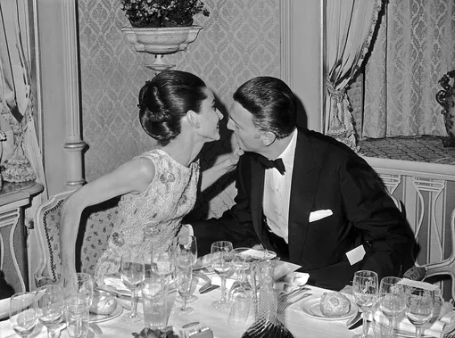 Одри Хепберн с Юбером де Живенши на гала-ужине Petits Lits Blancs в Lasserre в Париже, 1964 год
