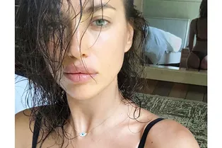 Ирина Шейк хотела сделать скромное селфи, но случайно показала фигуру во всей красе в зеркале Ирина Шейк хотела сделать скромное селфи, но случайно показала фигуру во всей красе в зеркале