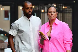 Как сочетать велосипедки, оверсайз и каблуки: посмотрите на беременную Эшли Грэм