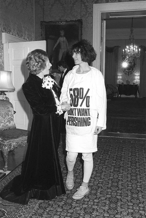 Маргарет Тэтчер и Кэтрин Хэмнетт на приеме в честь лондонской недели моды, 1984