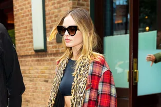 Как миксовать клетку и леопард: Марго Робби в пальто-халате в Нью-Йорке