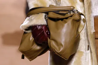 Этой зимой вам нужна сумка-антистресс. 7 лучших моделей мягкой формы Этой зимой вам нужна сумка-антистресс. 7 лучших моделей мягкой формы