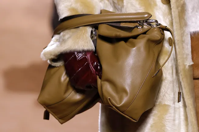 Этой зимой вам нужна сумка-антистресс. 7 лучших моделей мягкой формы