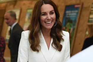 Клатч 1930-х и браслет принцессы Дианы: Кейт Миддлтон демонстрирует осознанный подход к составлению гардероба