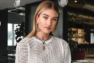 Сексуальный кроп-топ и строгие офисные брюки: Роузи Хантингтон-Уайтли на бьюти-презентации в Беверли-Хиллз