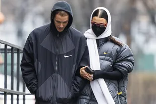 Как выглядеть эффектно в простом спортивном костюме и пуховике Nike — посмотрите на Беллу Хадид