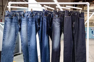 Искусственные камни, лазер и нанопузырьки: как делают джинсы XXI века