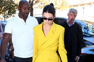 Девушка-солнце: Кендалл Дженнер в самом модном костюме сезона