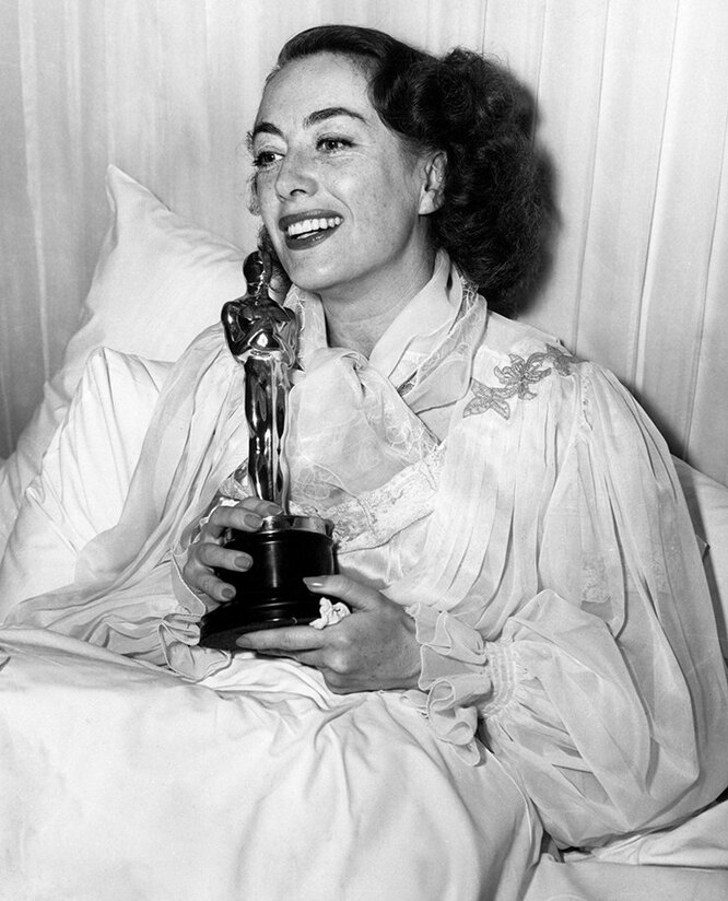 Джоан Кроуфорд на больничной койке получает Оскар за лучшую женскую роль в фильме «Милдред Пирс» Майкла Кертиса, 1946 год