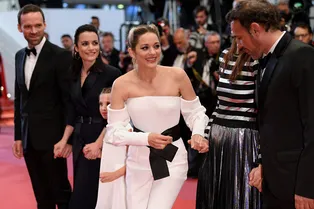 Черно-белое кино: Марион Котийяр в безупречном образе от Giorgio Armani