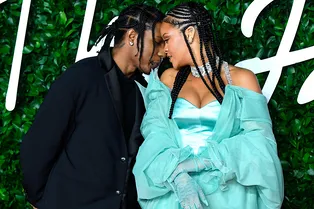 A$AP Rocky сделал Рианне предложение в своем новом видео. Вместо того самого кольца — гриллзы