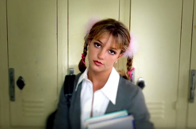 Кадр из видео на песню «Baby One More Time», 1998