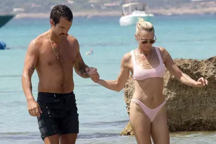 52-летняя Робин Райт демонстрирует стройную фигуру в розовом бикини