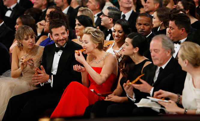 Дженнифер Лоуренс уплетает пиццу на церемонии вручения «Оскаров», 2014 год