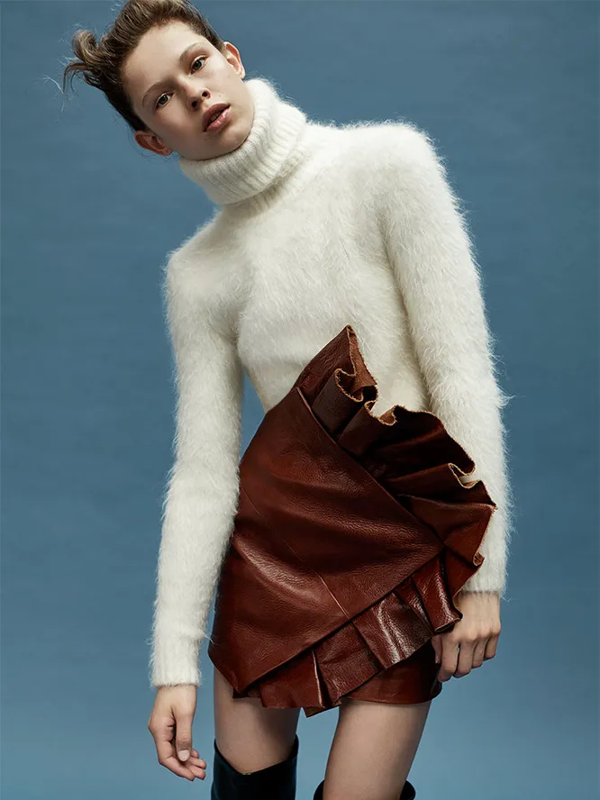 Структурная кожа (свитер, юбка и сапоги, Saint Laurent)