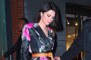 Кендалл Дженнер в цветочном костюме Off-White — самой модной вещи сезона