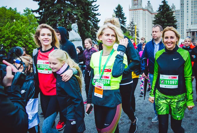 Наталья Водянова с дочерью Невой Портман, Полина Киценко и Оксана Бондаренко