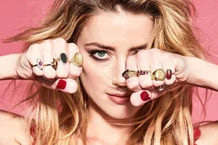 Чистый секс: Эмбер Хёрд в шелковом кроп-топе и полупрозрачной юбке на прогулке в Нью-Йорке