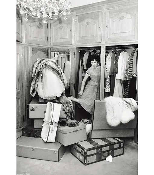 Актриса Джина Лоллобриджида в своем гардеробе, 1956 год