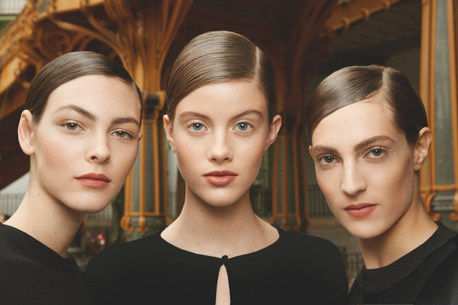 Дрейпинг и блески: макияж с показа Chanel Haute Couture