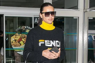 В чем путешествуют супермодели: Адриана Лима в кожаных брюках в аэропорту Ниццы