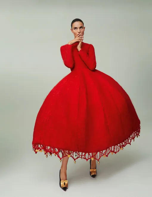 ПЛАТЬЕ, Leandro Cano; ТУФЛИ, Schiaparelli ПЛАТЬЕ, Leandro Cano; ТУФЛИ, Schiaparelli