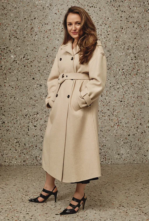ПАЛЬТО, Brunello Cucinelli; ЮБКА, Marina Rinaldi; ТУФЛИ, Bottega Veneta. ПАЛЬТО, Brunello Cucinelli; ЮБКА, Marina Rinaldi; ТУФЛИ, Bottega Veneta.