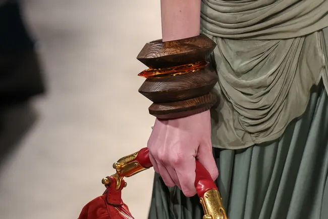 Чем больше, тем лучше: летом-2026 все модные девушки будут носить браслеты XXL