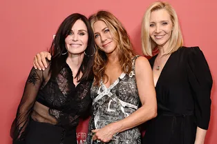 Моника, Рэйчел и Фиби снова вместе: подруги поддержали Дженнифер Энистон