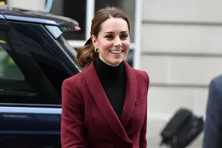 Кейт Миддлтон подчеркнула стройные ноги в короткой юбке и плотных колготках