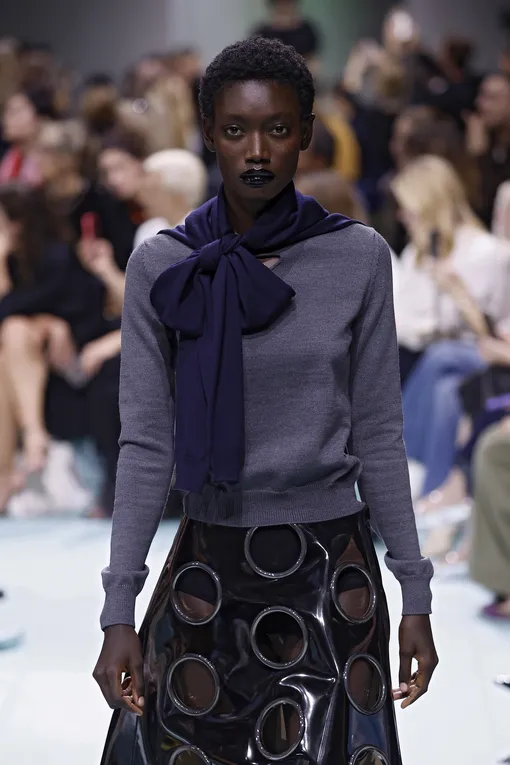 Prada весна-лето 2025
